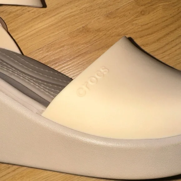 CROCS size 9 Women's Brooklyn Cream Wedge Sandals like new worn once - Picture 7 of 7